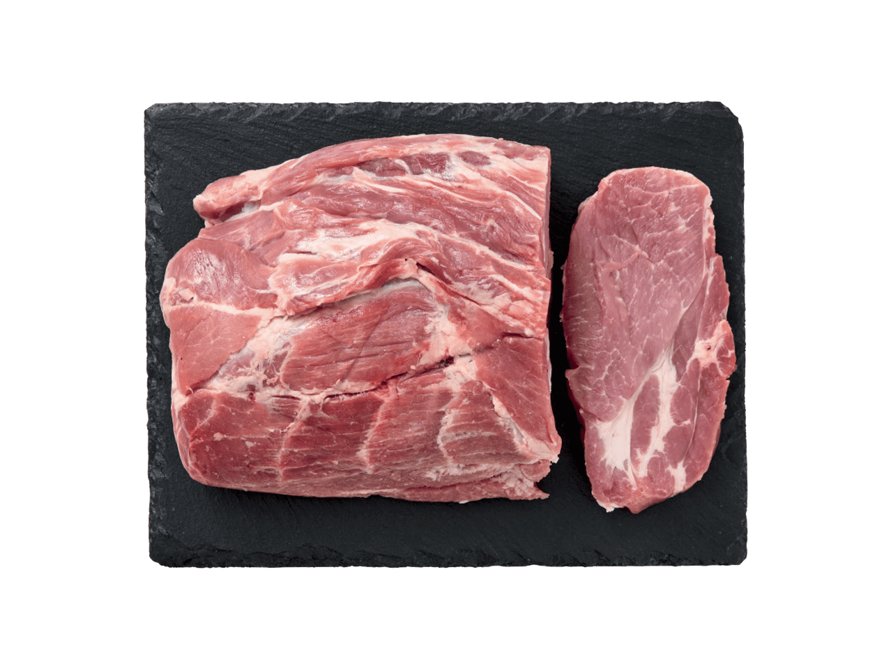 Šviežia kiaulienos sprandinė ir pjausnys ant juodos pjaustymo lentos.