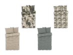 Vier Bettwäschesets, zwei mit floralen Mustern und zwei mit geometrischen Mustern.
