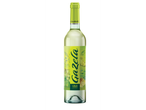 Garrafa de vinho branco Gazela Vinho Verde com rótulo verde e ilustrações de frutas.