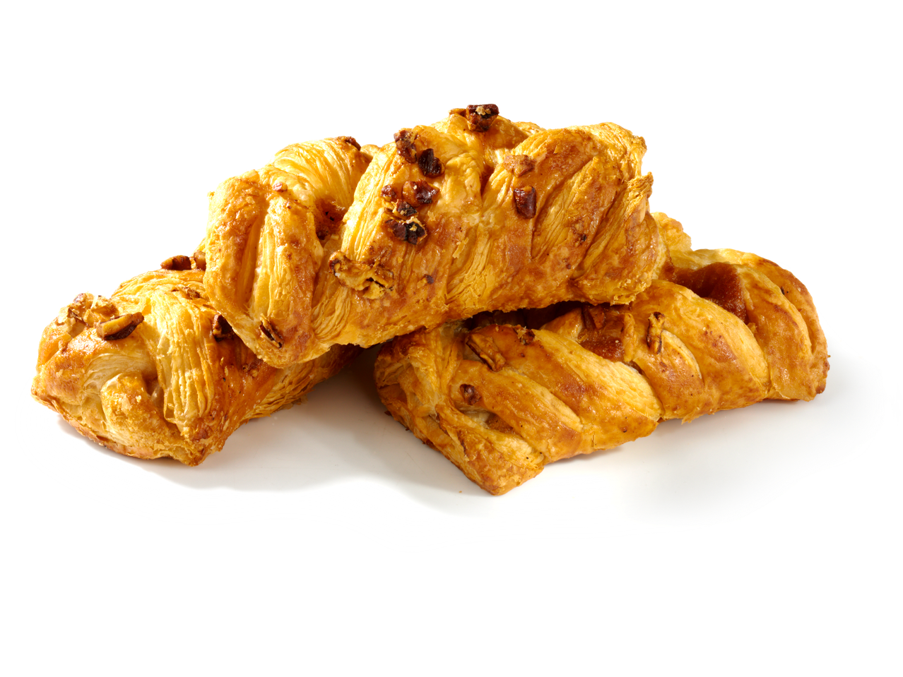 Gehakte pecan-deeggebakjes op een bord.