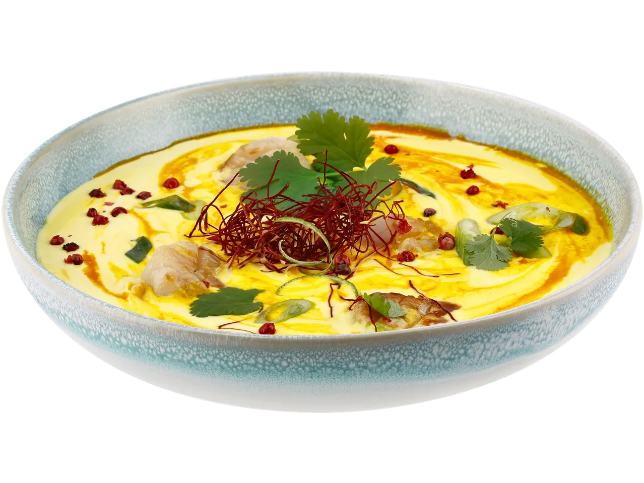 Gelbe Suppenschale mit Meeresfrüchten, Kräutern und Gewürzen.
