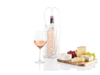 Geantă izotermă pentru vin cu o sticlă de rosé, un pahar de vin și un platou de brânzeturi.