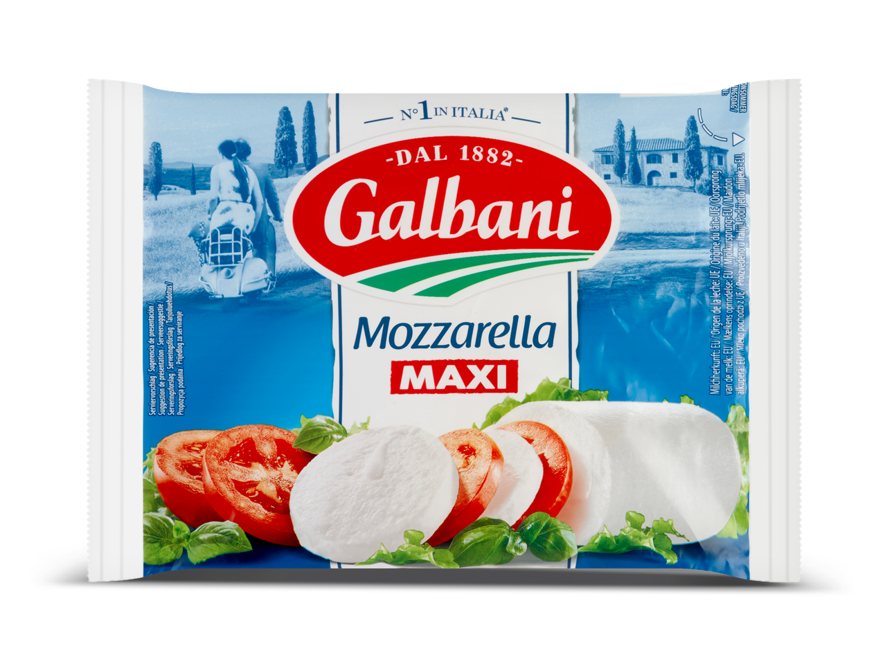 Verpakking van mozzarella maxi met tomaten en basilicum, met een blauw-witte achtergrond van een Italiaans landschap.
