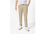Calças chino bege e tênis brancos: roupa casual masculina.