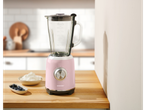 Um liquidificador rosa claro SilverCrest em uma bancada de cozinha.