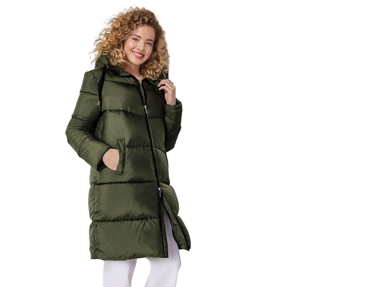 Femeie într-o geacă verde matlasată cu glugă cu blană, zâmbind.