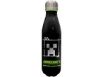 Una borraccia nera di Minecraft con un design a blocco e la scritta 'ADVENTURE IS AN ATTITUDE'.