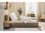 Quarto luminoso com cama LIVARNO home, edredom Polygiene® Duo-steppelt e decoração moderna.