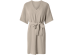 Bézs színű, V-nyakú, rövid ujjú ruha, derékban megkötős övvel.