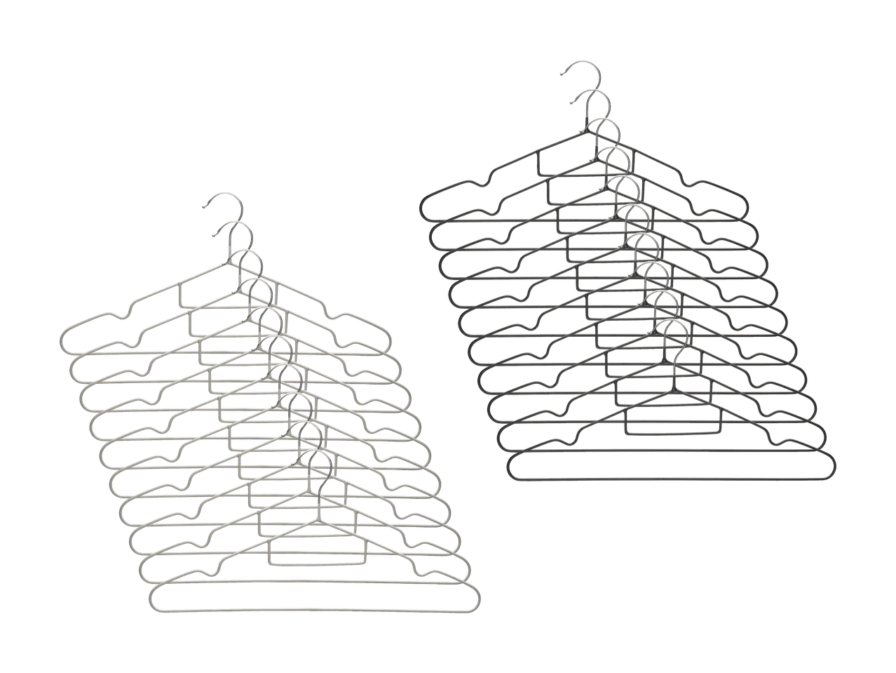 Deux piles de cintres métalliques, un blanc et un gris, sur fond noir.