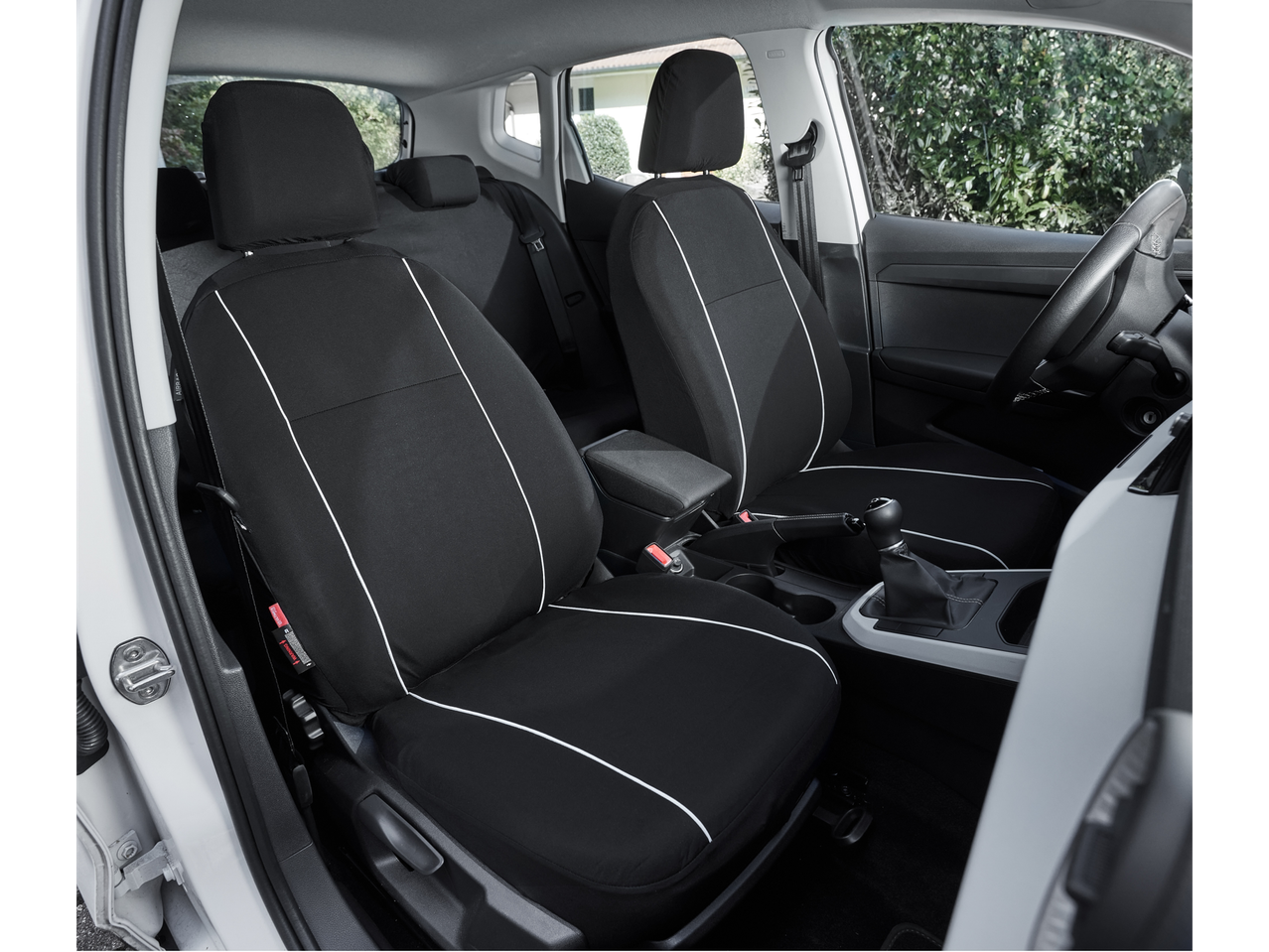 Capas de assento de carro: capas pretas com detalhes brancos.