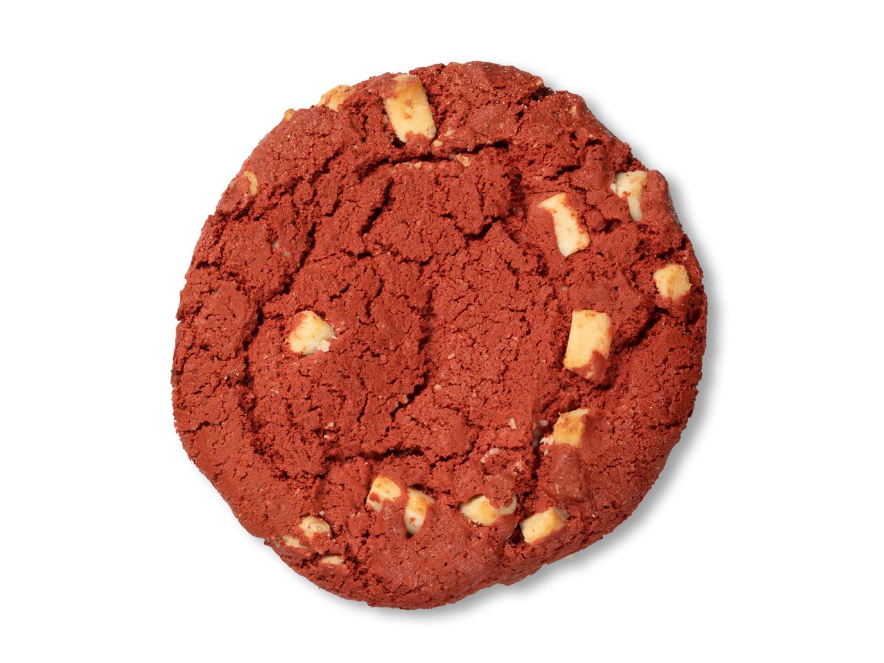 Een rode fluwelen koekje met witte chocoladestukjes, van bovenaf gezien.
