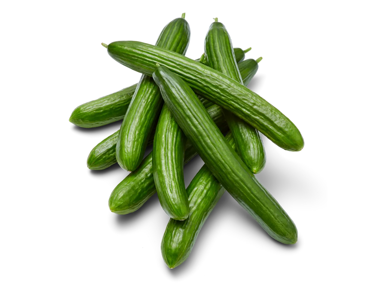 Een hoop verse komkommers.