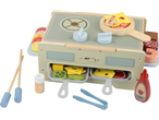 Conjunto de brincar de madeira com churrasqueira, utensílios e alimentos, incluindo queijo, vegetais e carne.