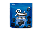Blå pose med blød lakrids og salmiak, dekoreret med sorte blomster og en panda.