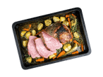 Gebratener Schweinebraten mit Kartoffeln, Karotten und Kräutern in einer Auflaufform