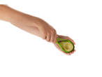 Mãos segurando um abacate com uma ferramenta de cozinha verde.