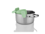 Caçarola de aço inoxidável com escorredor de silicone verde claro.