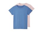 To ensfarvede T-shirts, en blå og en lyserød, foldet og lagt oven på hinanden.