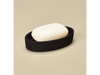 LIVARNO HOME® keramische zeepbakje met witte zeep op beige achtergrond.