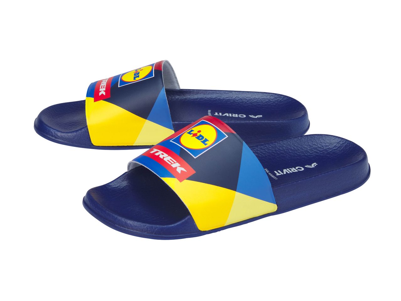 Des tongs bleues et jaunes à motif géométrique.