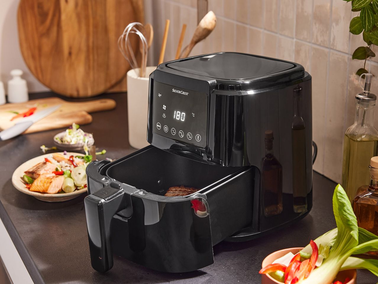 Μια τηγανιά χωρίς λάδι Tefal σε μια κουζίνα.