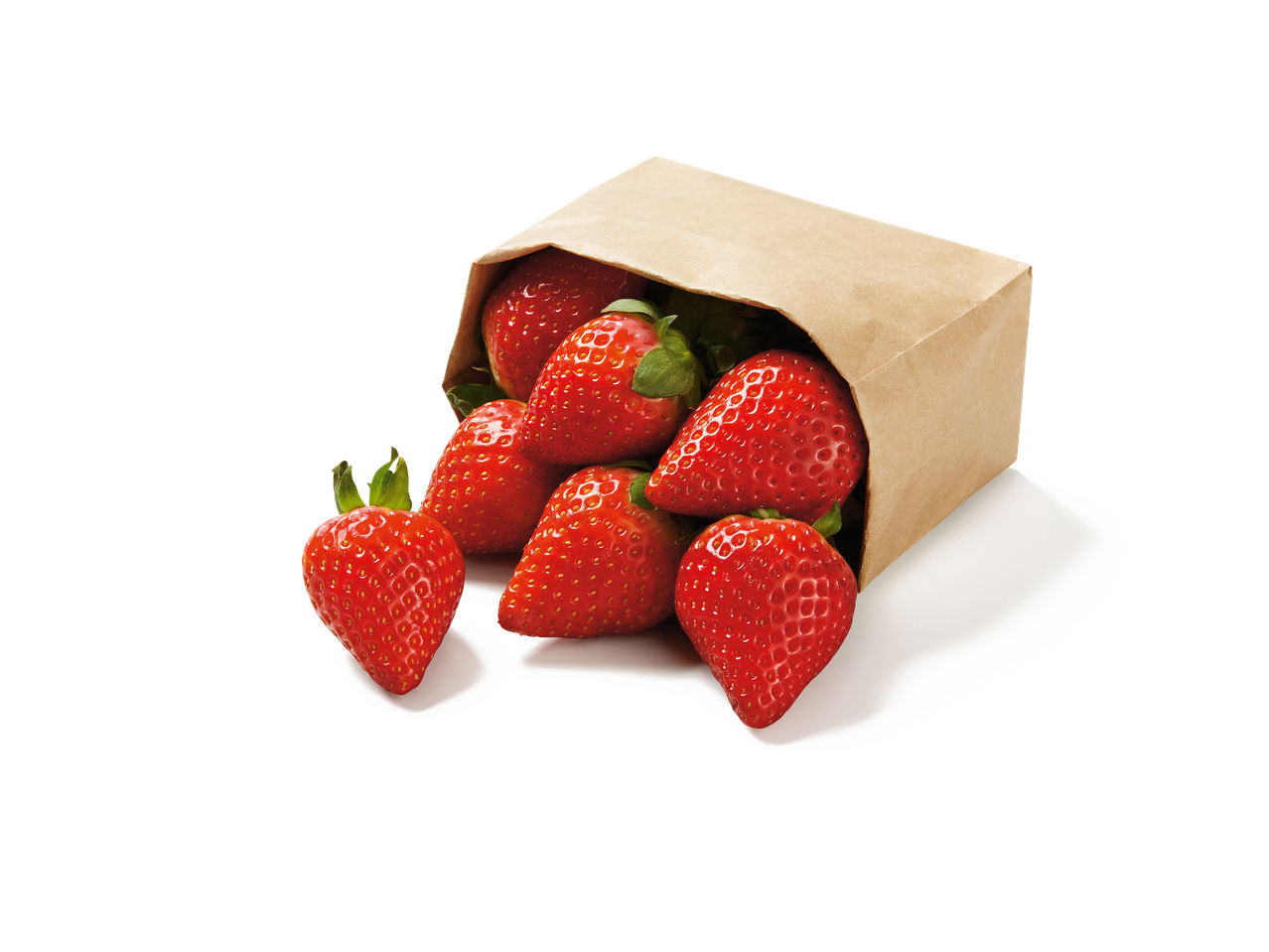 Fraises rouges et fraîches débordant d'un sac en papier kraft.