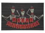 Három cilinderes csontváz Happy Halloween feliratú füzérrel egy fekete lábtörlőn.
