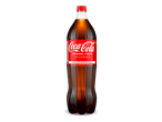 Een grote fles cola met een rood etiket waarop 'ORIGINAL TASTE' en 'FAMILIEVERPAKKING' staat.