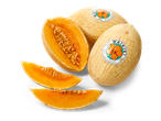 Twee hele en een halve meloen met oranje vruchtvlees en zaden, plus twee gesneden partjes.