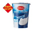 Græsk yoghurt med teksten 'Fast lav pris' på en rød diamantformet etiket.