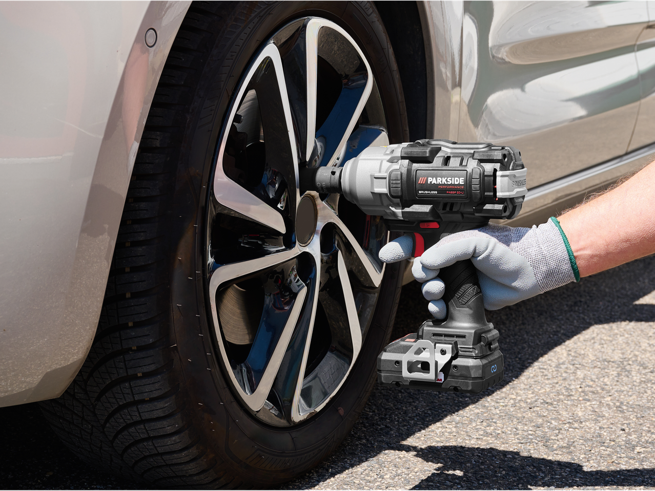Parkside Performance® Akku-Drehschlagschrauber-Set 20 V kasutatakse auto ratta vahetamiseks.