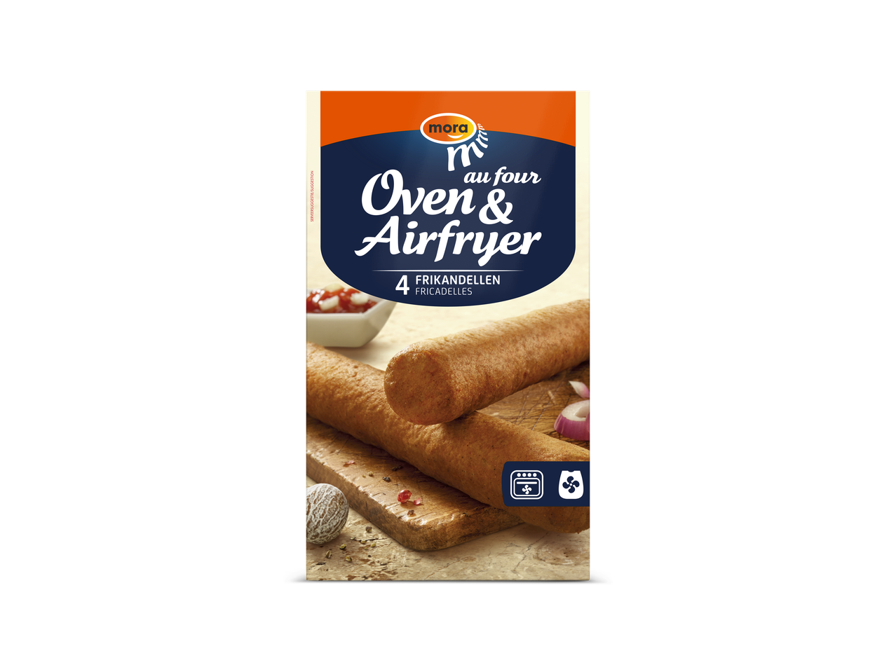 Mora Frikandellen voor oven & airfryer, met ketchup en uien op een houten plank.