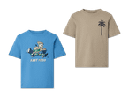 Zwei Kinder-T-Shirts in Blau mit Fast-Food-Motiv und in Beige mit Palmen-Print.