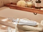 Brezžični epilator Cien Beauty na brisači v kopalnici.