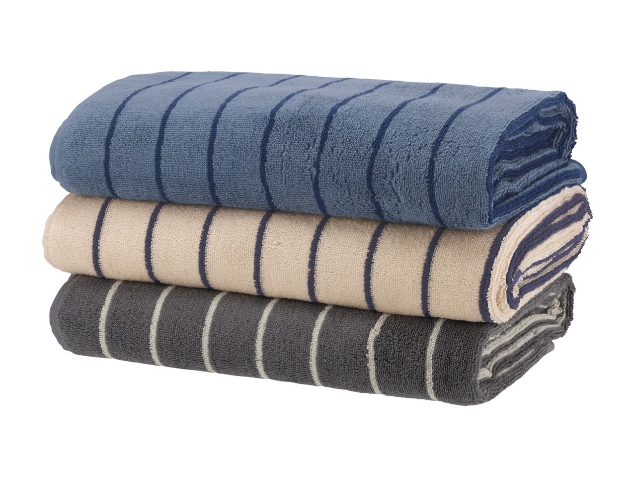 En stabel af stribede badehåndklæder i blå, beige og grå.