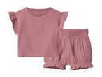 Babysæt med lyserød bluse med flæseærmer og matchende shorts med elastik i taljen.