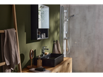 Badkamer met LIVARNO home thermostatische kraan, zwarte wastafel en houten meubels.