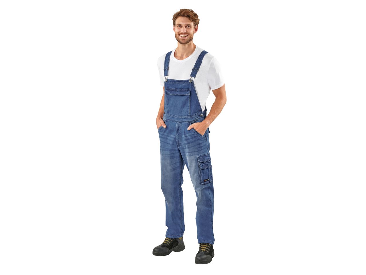 Uomo sorridente in salopette di jeans e maglietta bianca