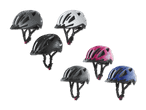 Fahrradhelme in Grau, Weiß, Schwarz, Pink mit Schmetterlingen, Dunkelgrau und Blau mit Weltraum-Motiven.