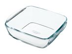 Firkantet Pyrex glasbageform med håndtag på en hvid baggrund.