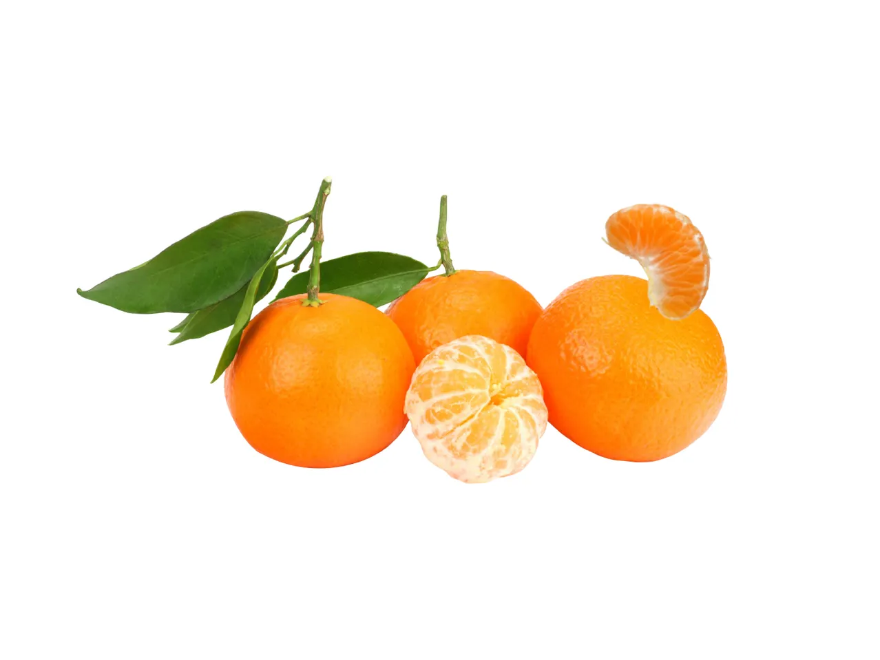 Četiri mandarine, jedna oljuštena, sa zelenim listovima na beloj pozadini.