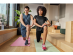 Homem e mulher ajoelhados em tapetes de fitness CRIVIT, a fazer exercícios.