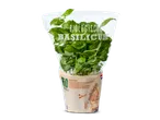 Biologische basilicumplant in pot, verpakt in een transparante zak.