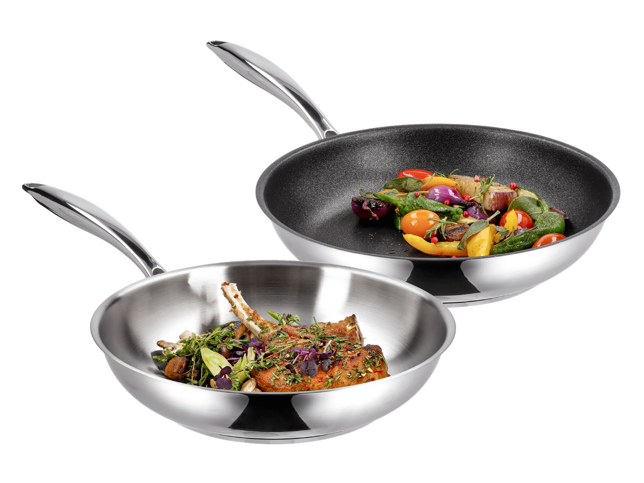 Dvije tave s hranom, jedna s mesom i povrćem, druga s pečenim povrćem.