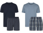Två herrpyjamasuppsättningar: en mörkblå med randiga boxershorts och en ljusblå med rutiga boxershorts.