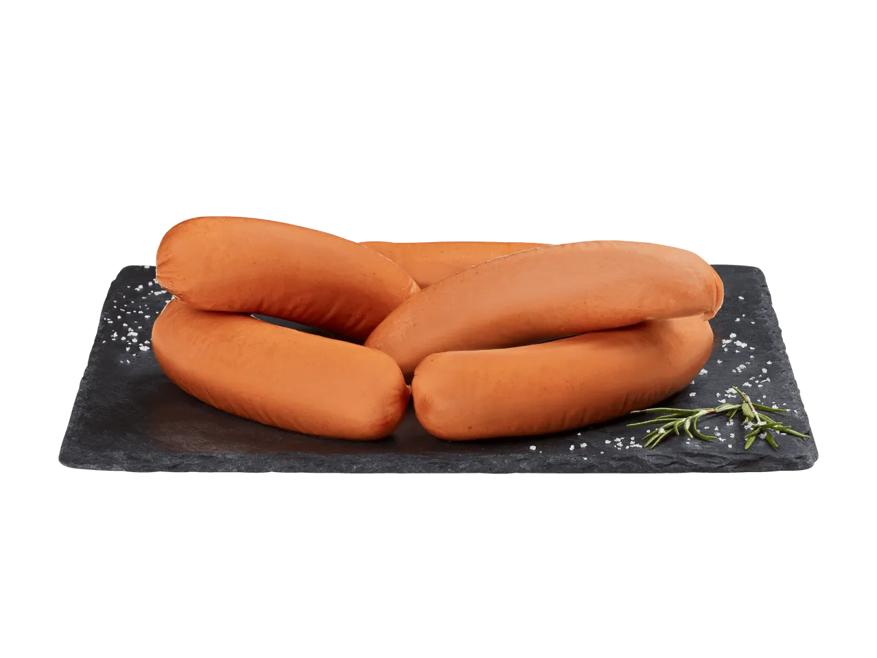 Cinque salsicce su un piatto di ardesia nera con rosmarino e sale