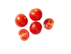 Tomates cereja vermelhos frescos com gotas de água, alguns cortados ao meio, sobre fundo preto.