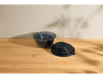 SILVERCREST® Ultrazone Airfryer: Tigelas de mistura empilhadas e tampas numa superfície de madeira.