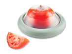Eine Tomate unter einer grünen, silikonartigen Abdeckung und ein Tomatenscheibenstück daneben.